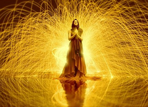 Frau Feuerenergie Ritual