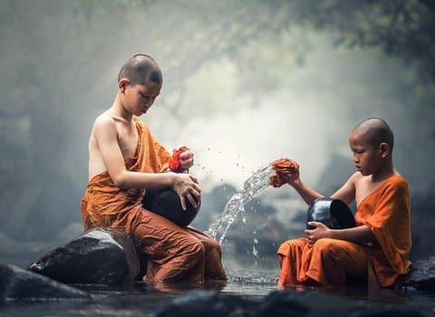 Junge Mönche Wasser