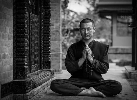 Mönch Meditation Schwarzweiss
