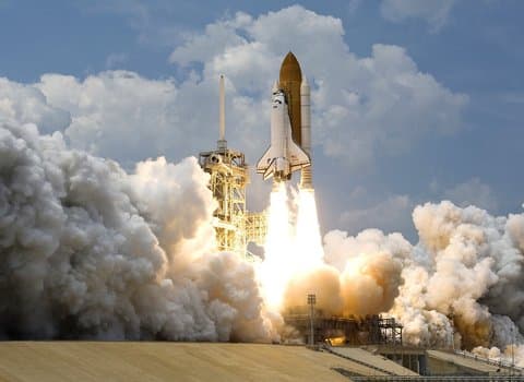 Raketenstart Blauer Himmel