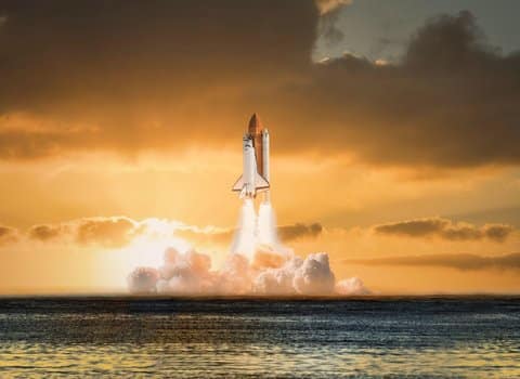 Raketenstart Wolken Blau