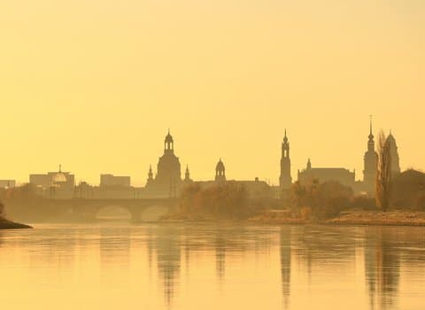 Stadt Fluss Morgennebel